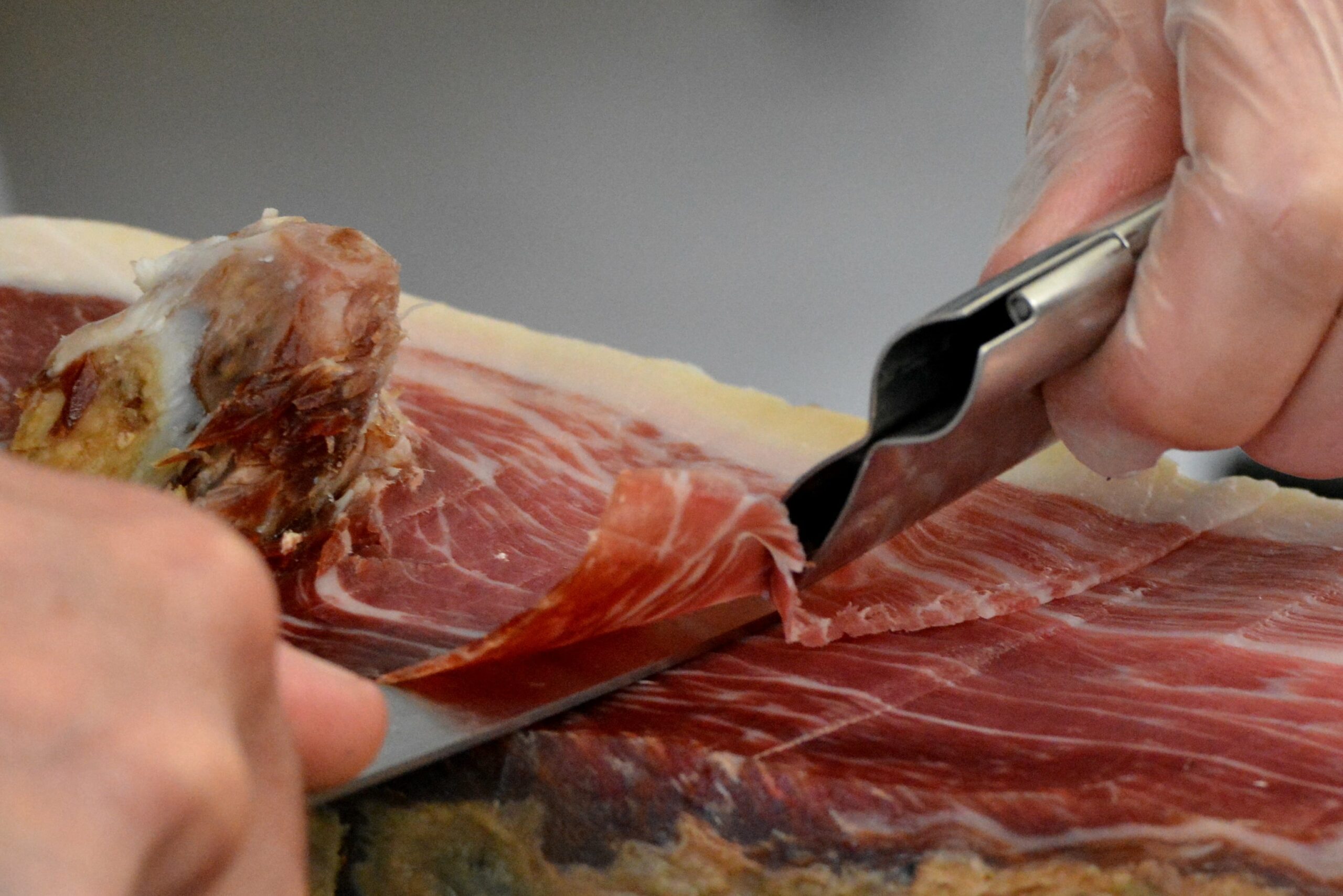 Pieza de jamón curado en primer plano, lista para el corte