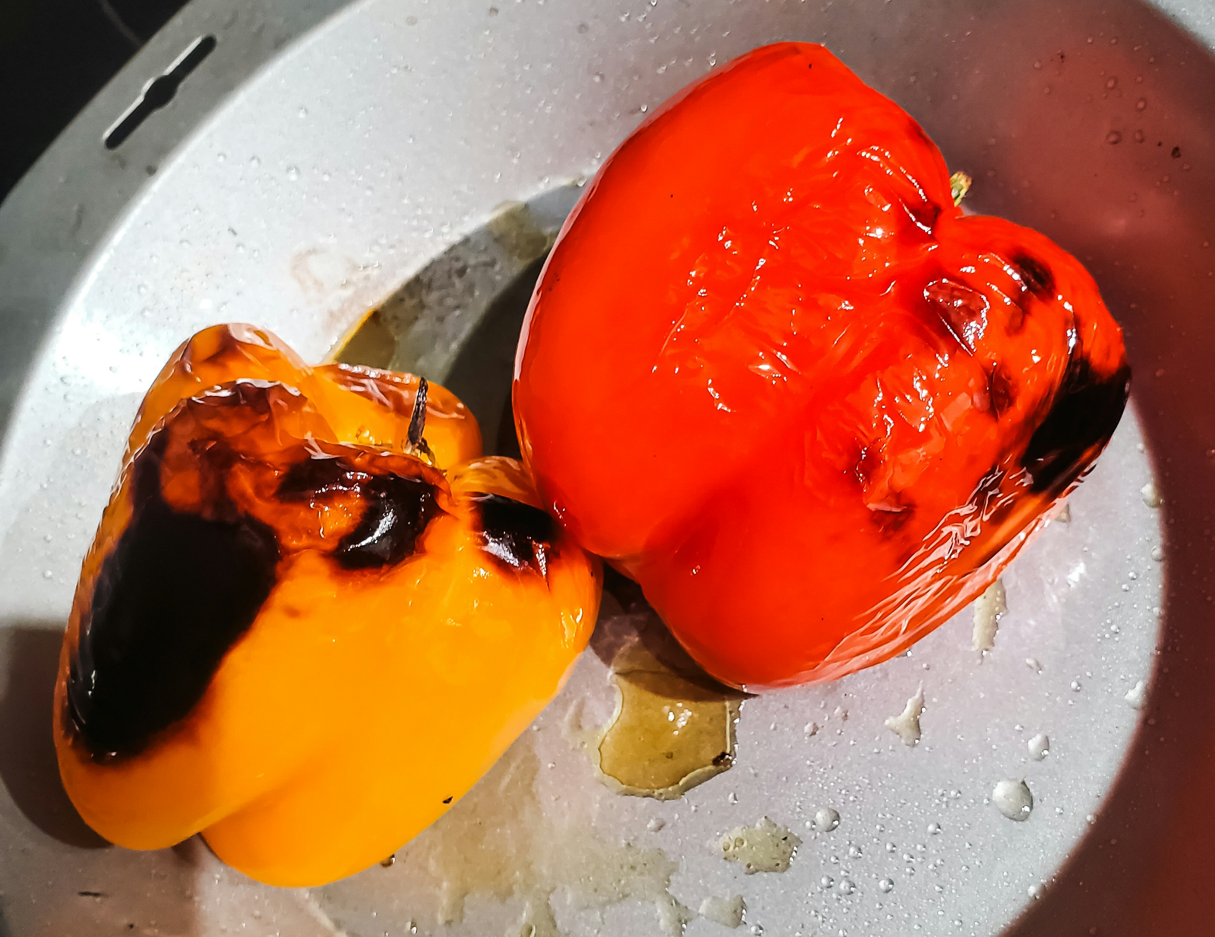 Pimientos rojos asados con la piel tostada y ampollada