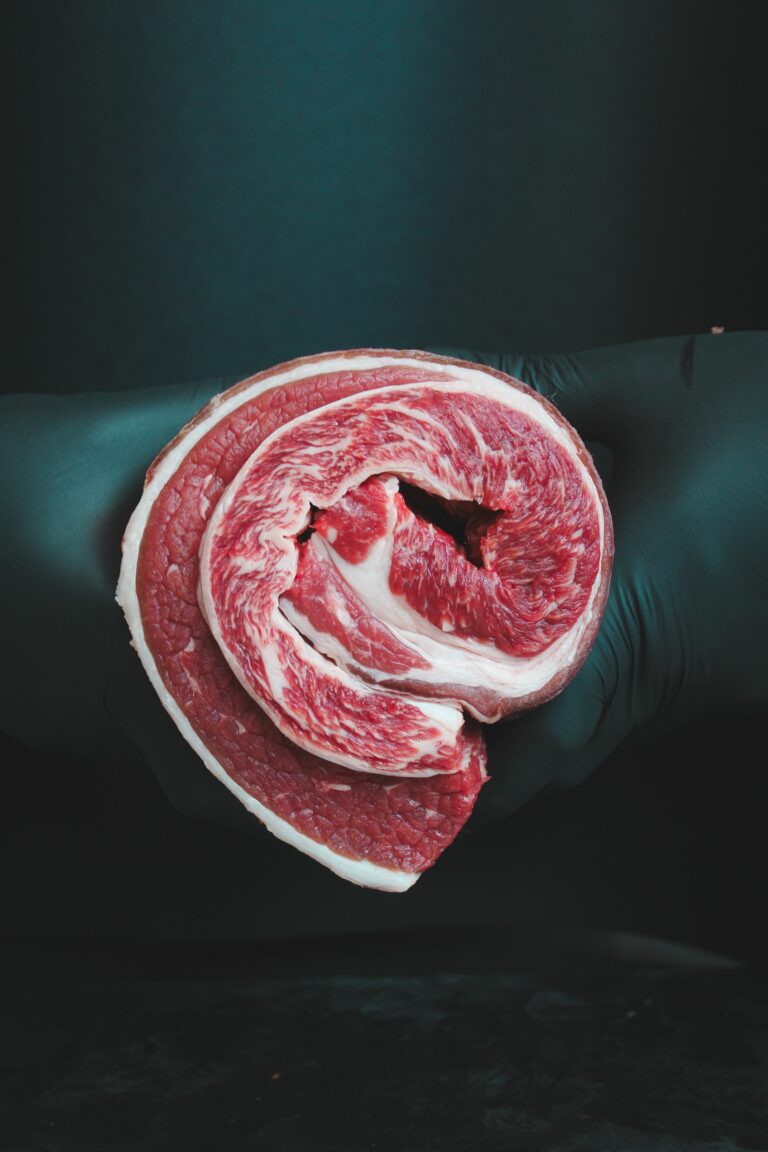 How to tell if fresh meat is in good condition: colour, smell, texture and packaging