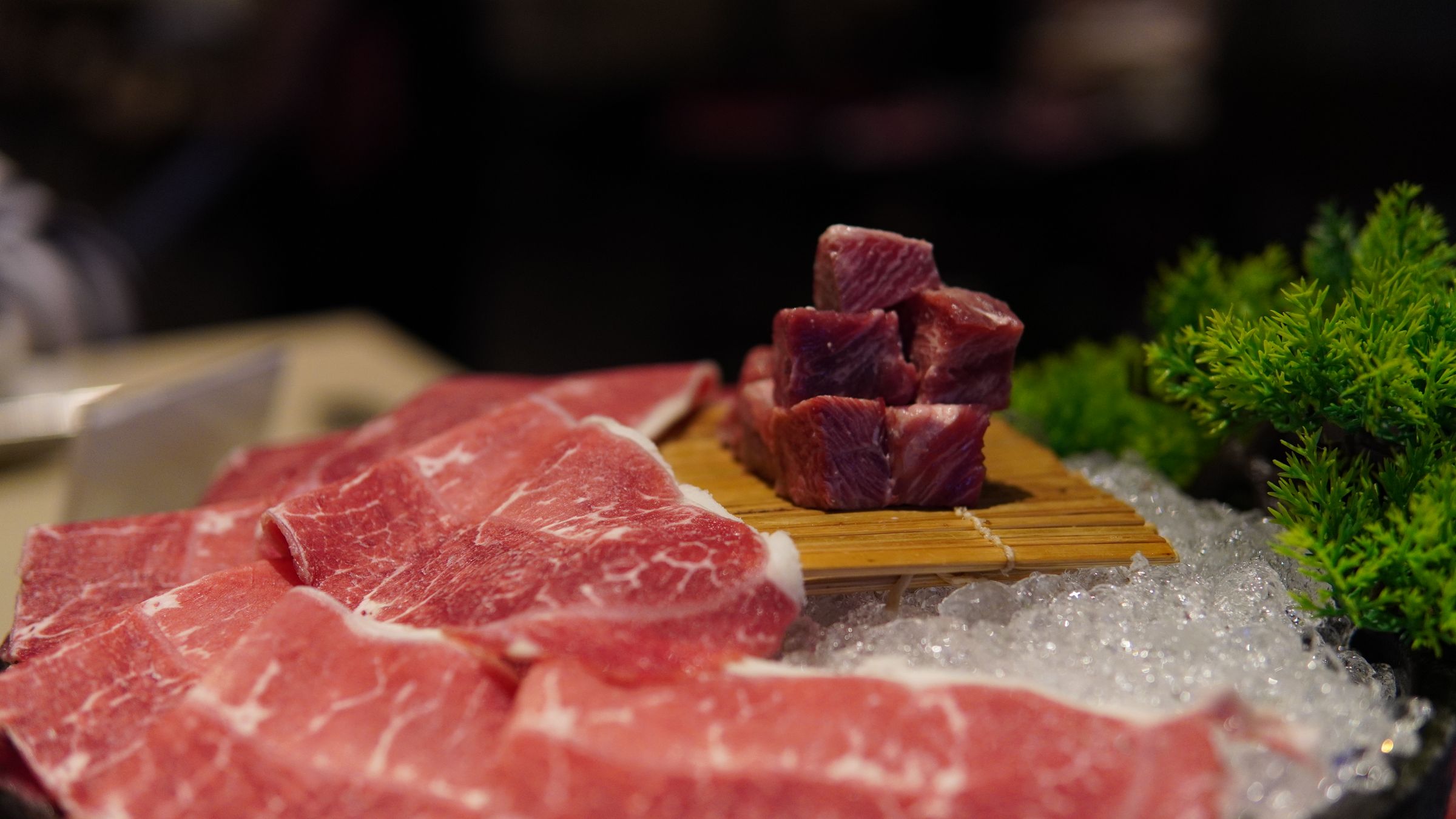 Cortes de carne fresca cruda colocados sobre hielo para mantenerlos fríos