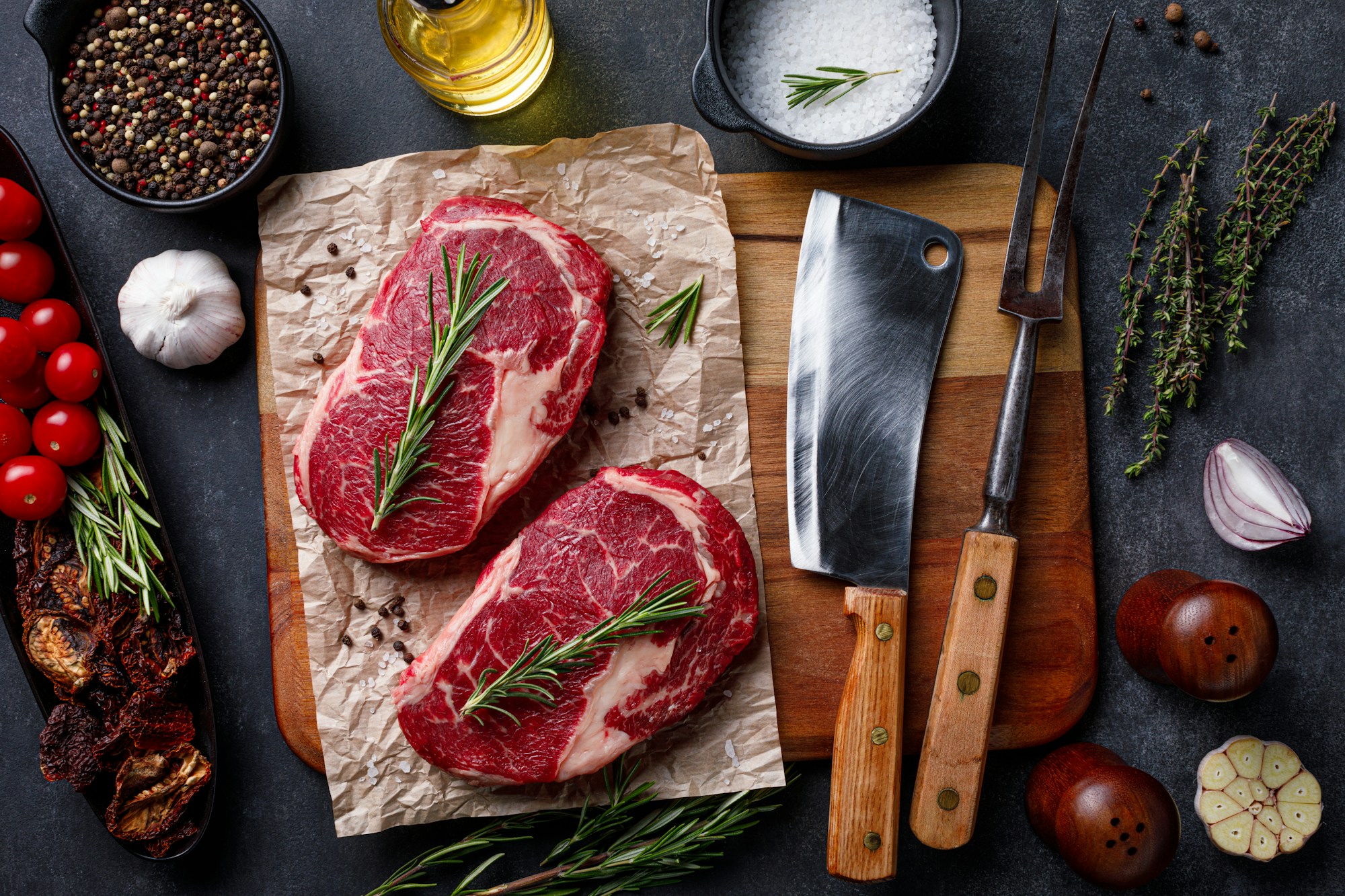 Cortes de carne de vacuno cruda sobre una tabla de cocina