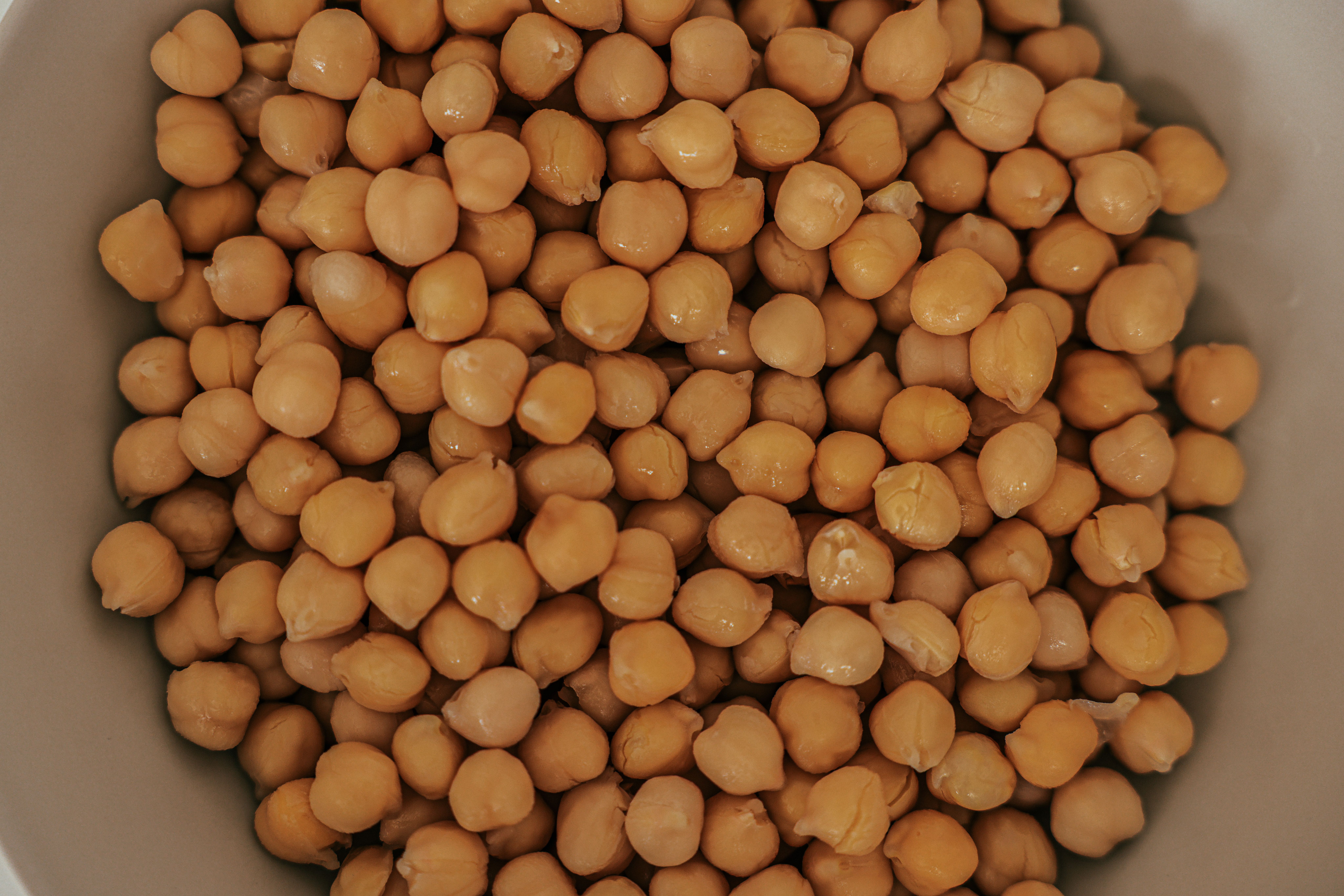 Vista cenital de garbanzos en un bol, sin envases ni marcas visibles