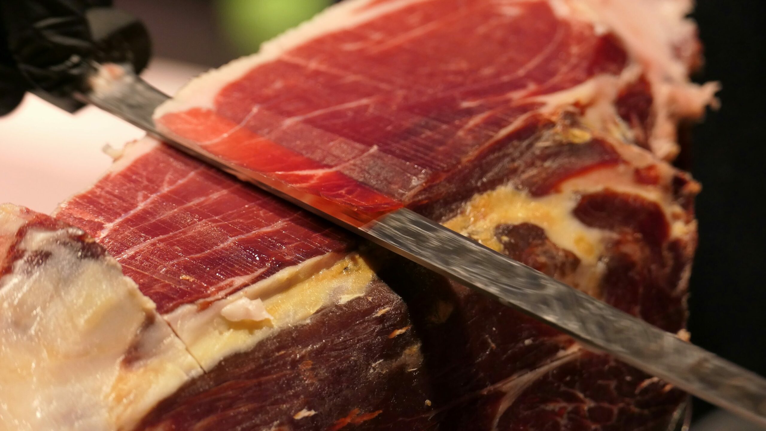 Primer plano del corte a cuchillo de un jamón ibérico