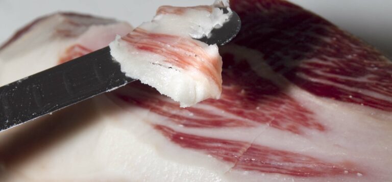 Cristales blancos en el jamón ibérico: qué son, por qué aparecen y si se pueden comer