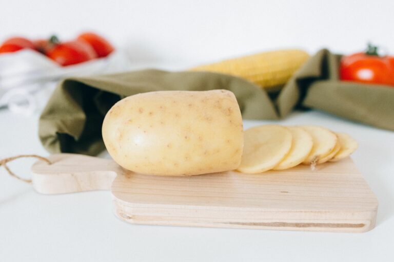 Why cut potatoes turn black: what causes it and how to prevent oxidation