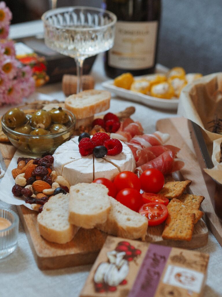 Cómo preparar un aperitivo español con ibéricos, conservas y AOVE sin convertirlo en una mesa interminable