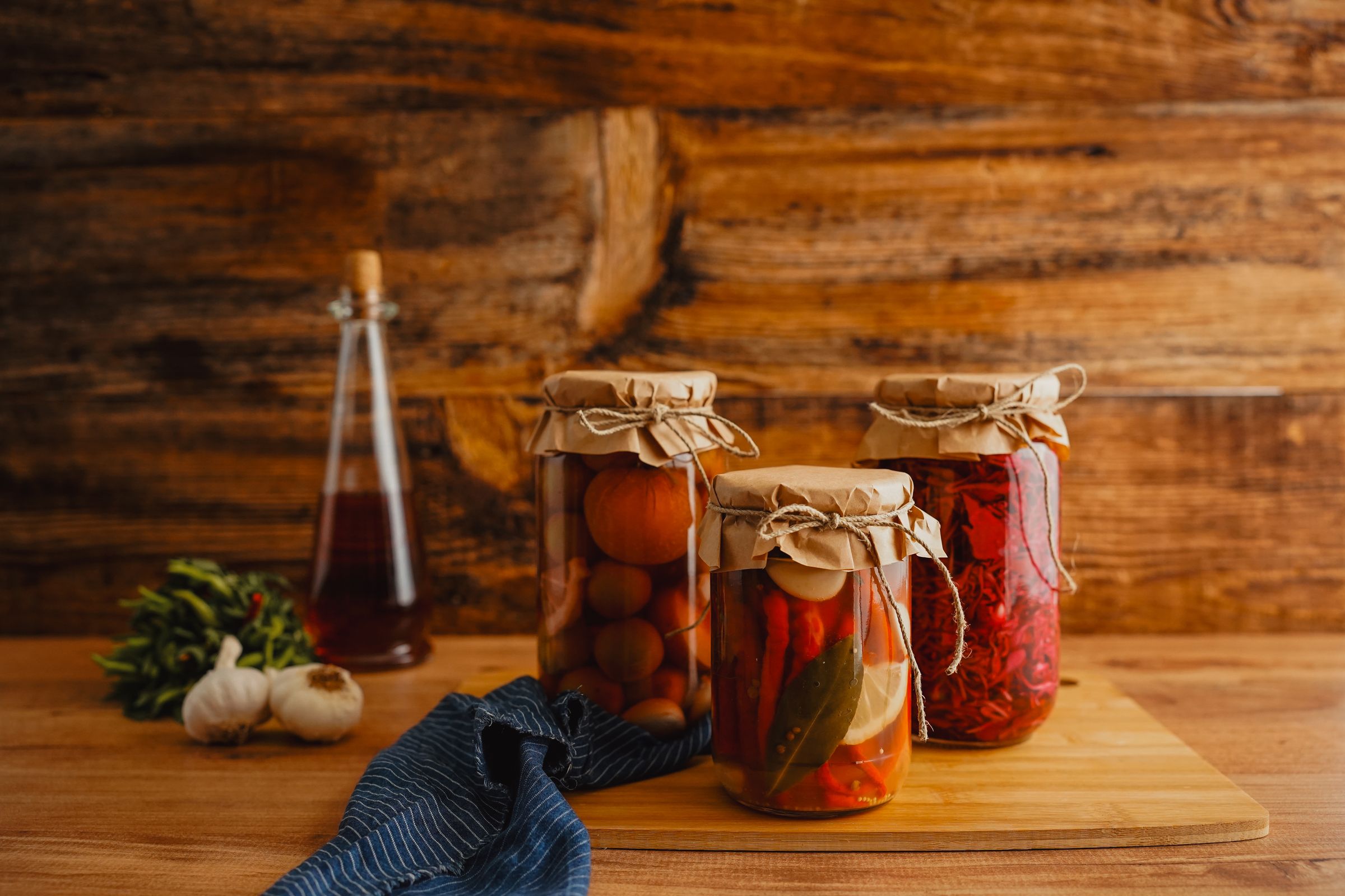 Tarros de verduras conservadas en una cocina de estilo rústico