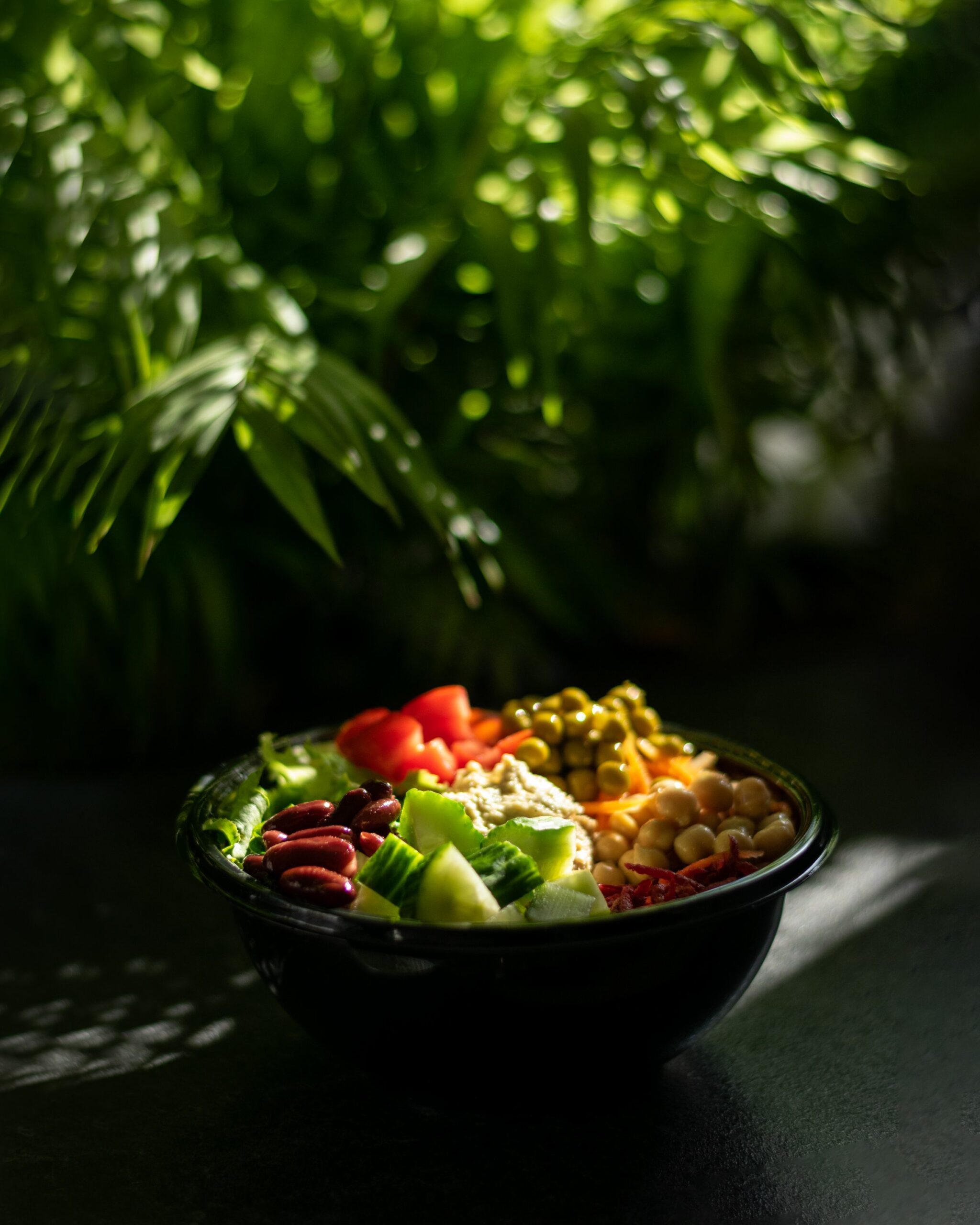 Bol con legumbres cocidas y verduras frescas preparado para servir