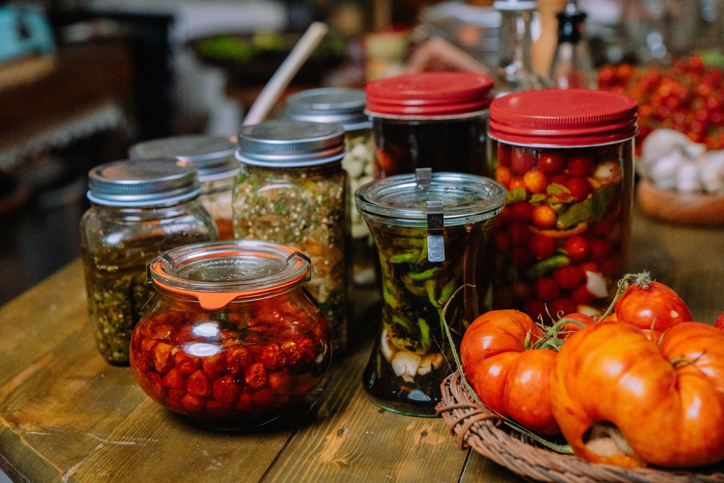 Tarros cerrados con distintas conservas vegetales, sin etiquetas comerciales visibles