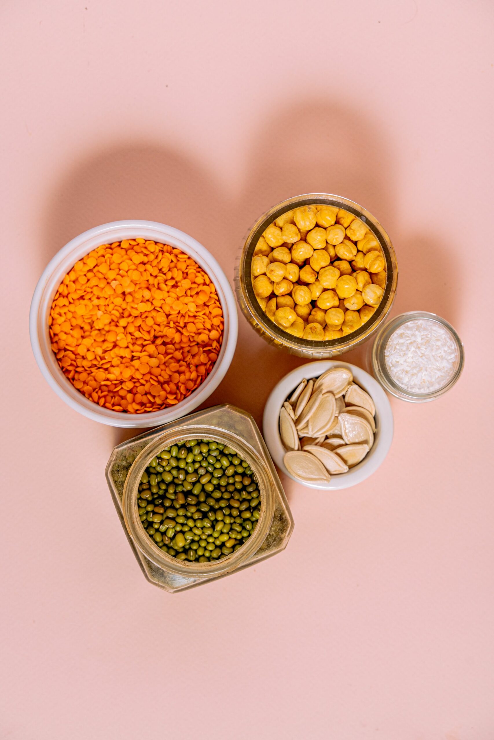 Recipientes con garbanzos, alubias y lentejas secas