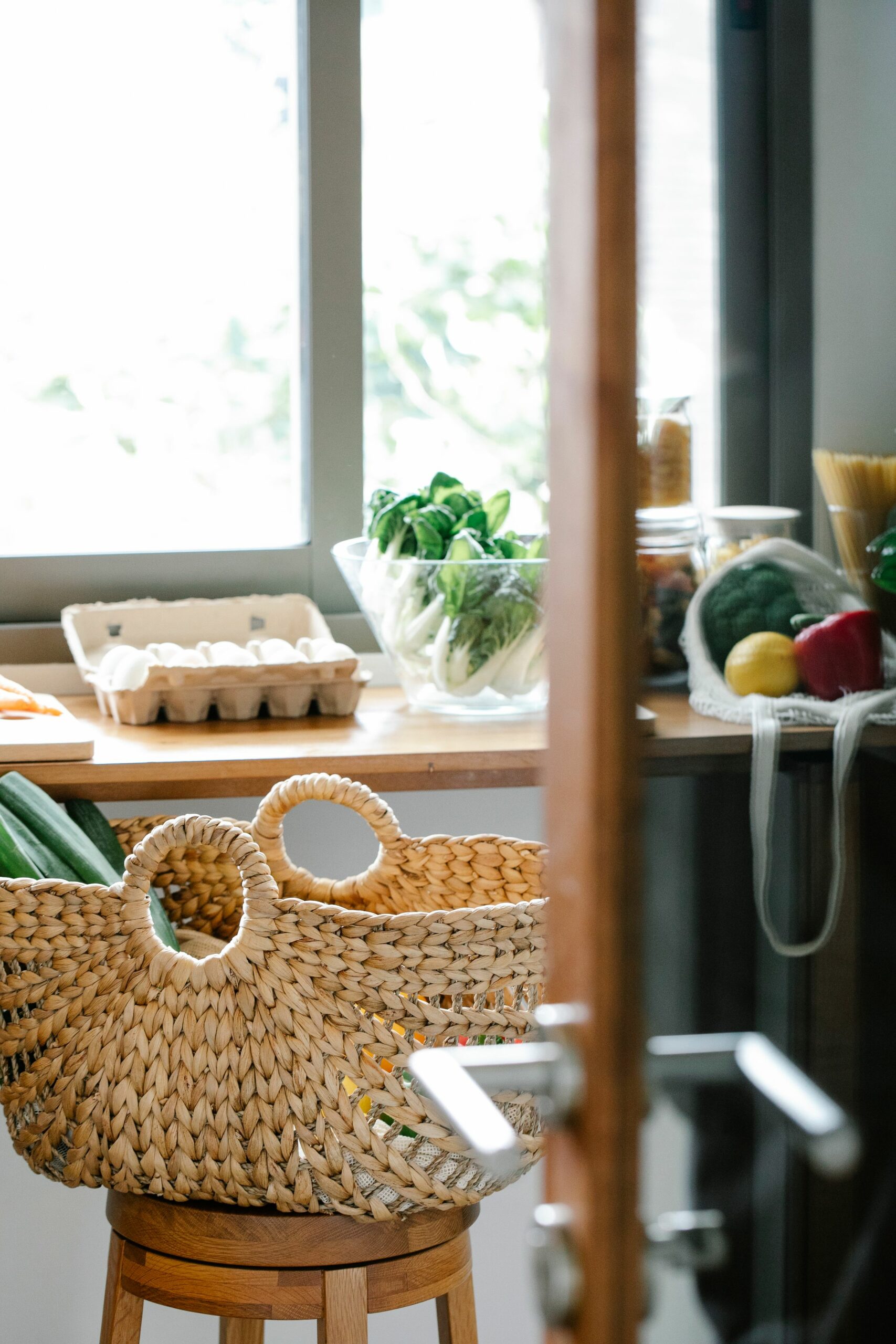 Cesta con distintas hortalizas frescas en una cocina luminosa