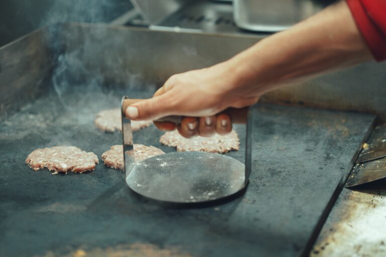 Smash burger vs traditional burger: what changes in the meat and cooking