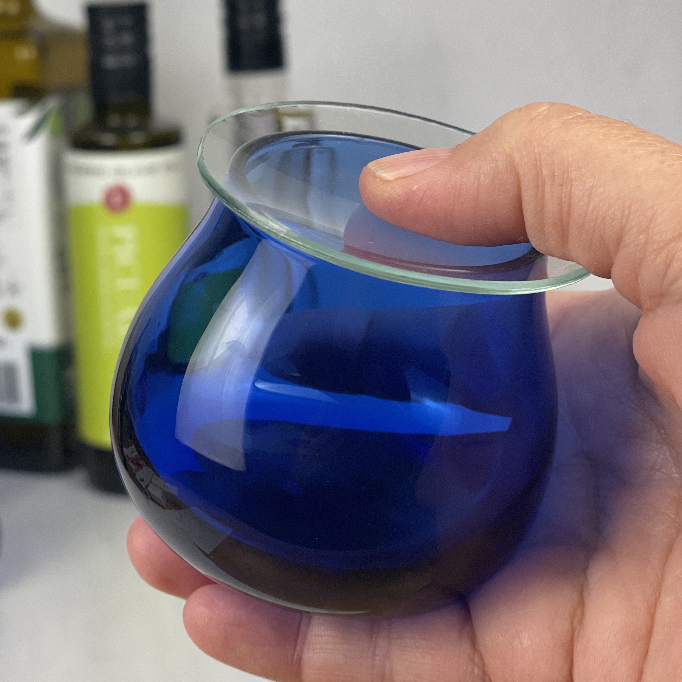 Vaso azul de cata profesional utilizado para ocultar el color del aceite de oliva