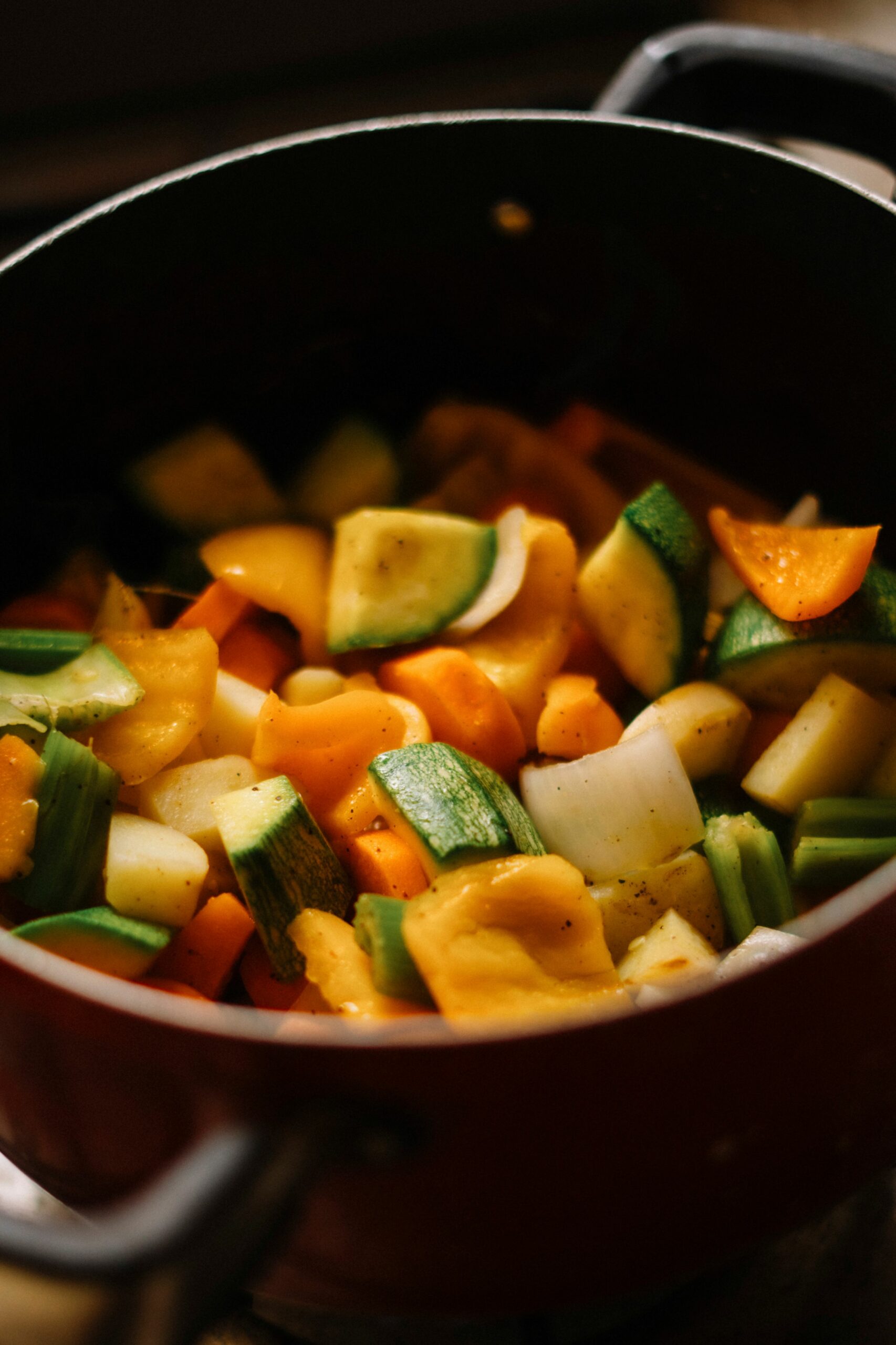 Verduras frescas variadas cocinándose en una olla