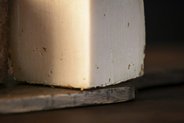 Curado de oveja con salvado de trigo – nuestro «emborrao» – detalle queso entero salvado