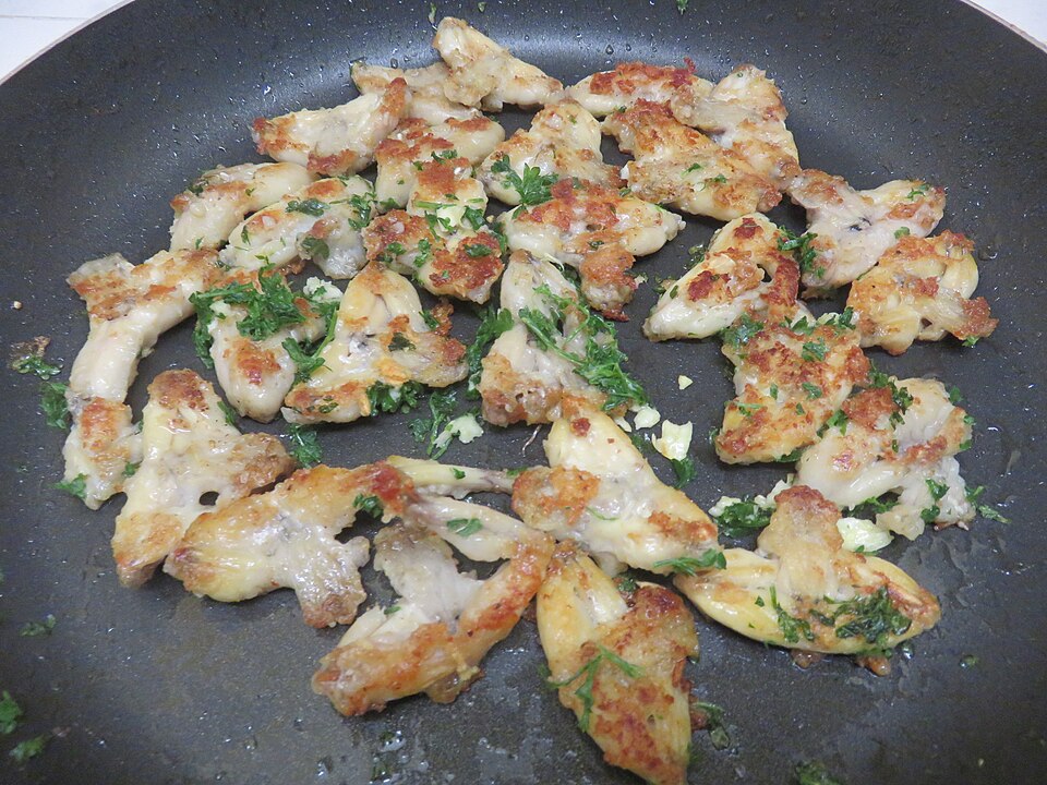Ancas de rana preparadas en un plato de cocina francesa