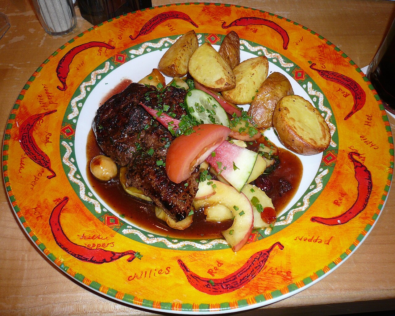 Plato de carne de canguro con patatas y guarnición en un restaurante