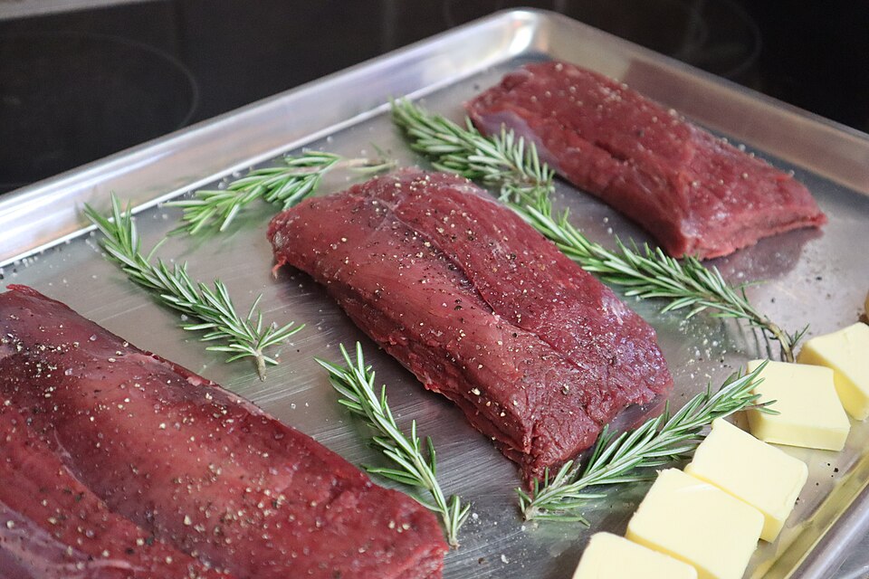 Filete crudo de avestruz antes de su preparación a la plancha