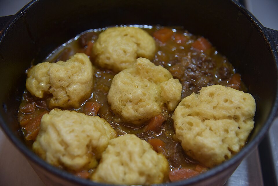 Estofado de venado cocinado lentamente con dumplings