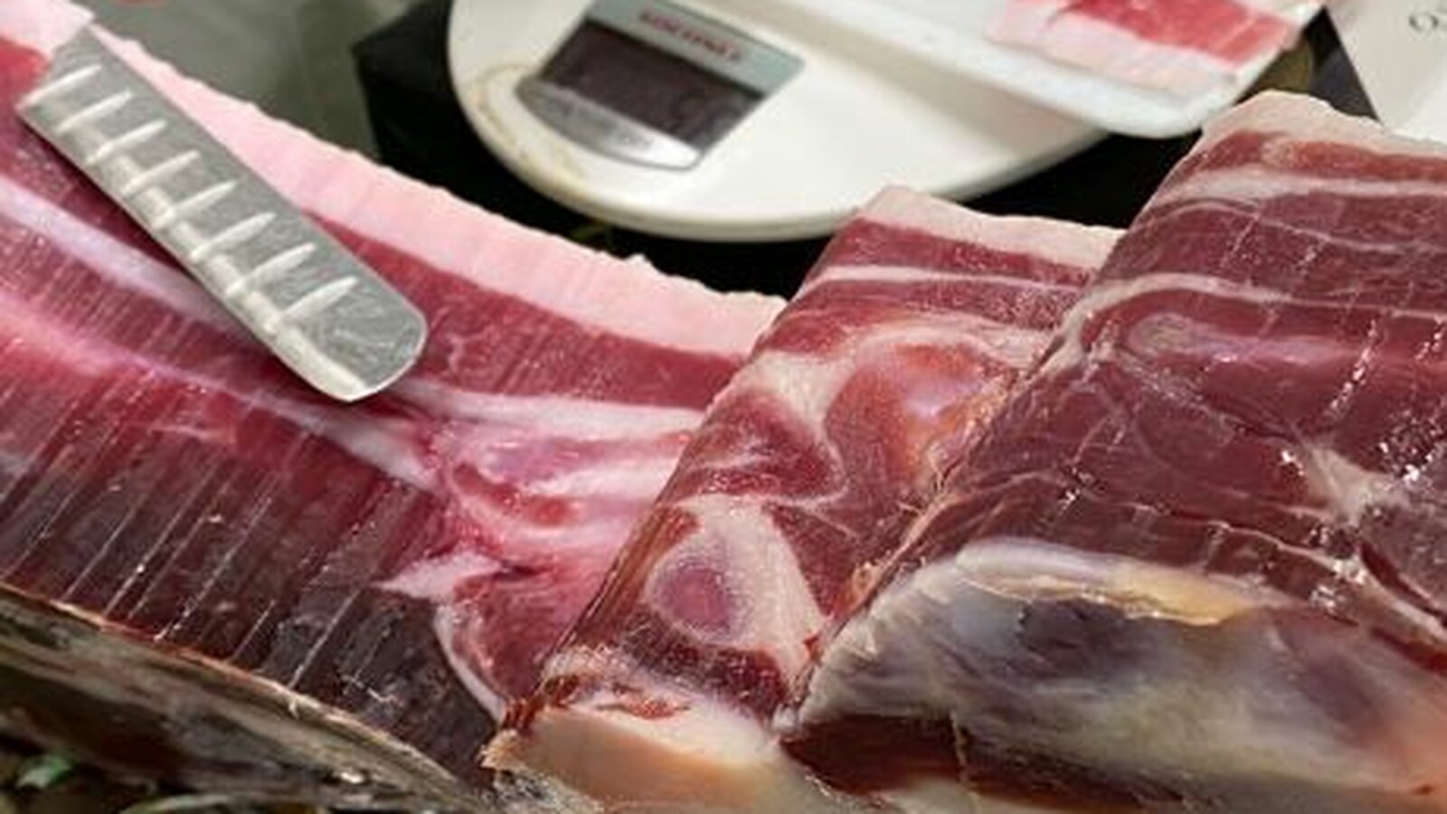 Detalle del corte de un jamón ibérico, sin marcas ni etiquetas visibles