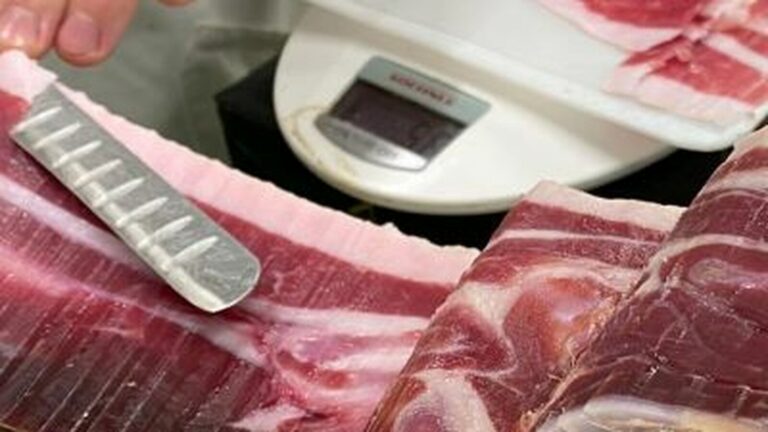 Cómo aprovechar los huesos y recortes de un jamón ibérico: qué guardar, cómo cortarlo y en qué usarlo