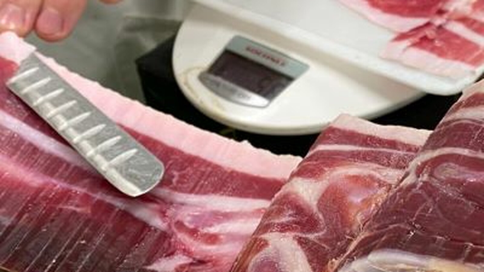 Detalle de hueso, grasa y magro durante el aprovechamiento de una pieza de jamón ibérico