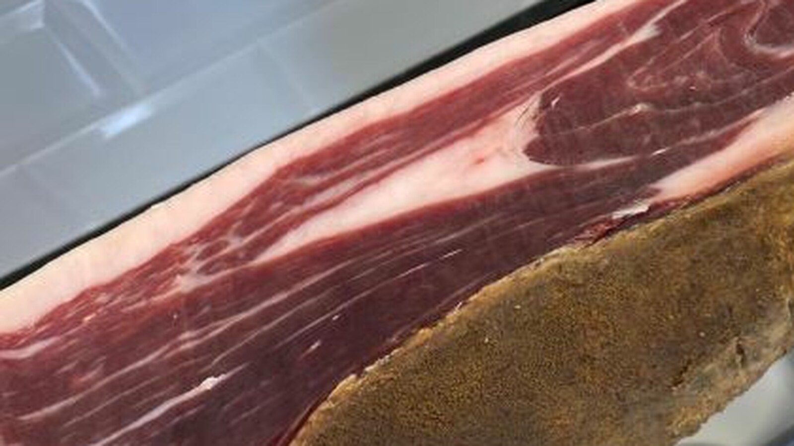 Detalle del magro, la grasa y la corteza de una pieza de jamón ibérico